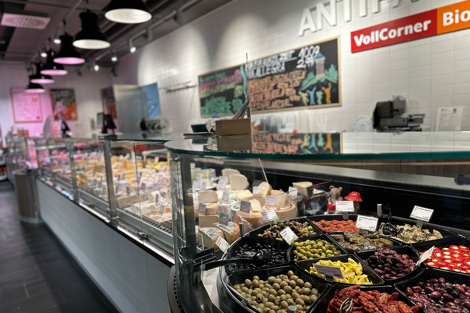 Theke mit Antipasti und Käse