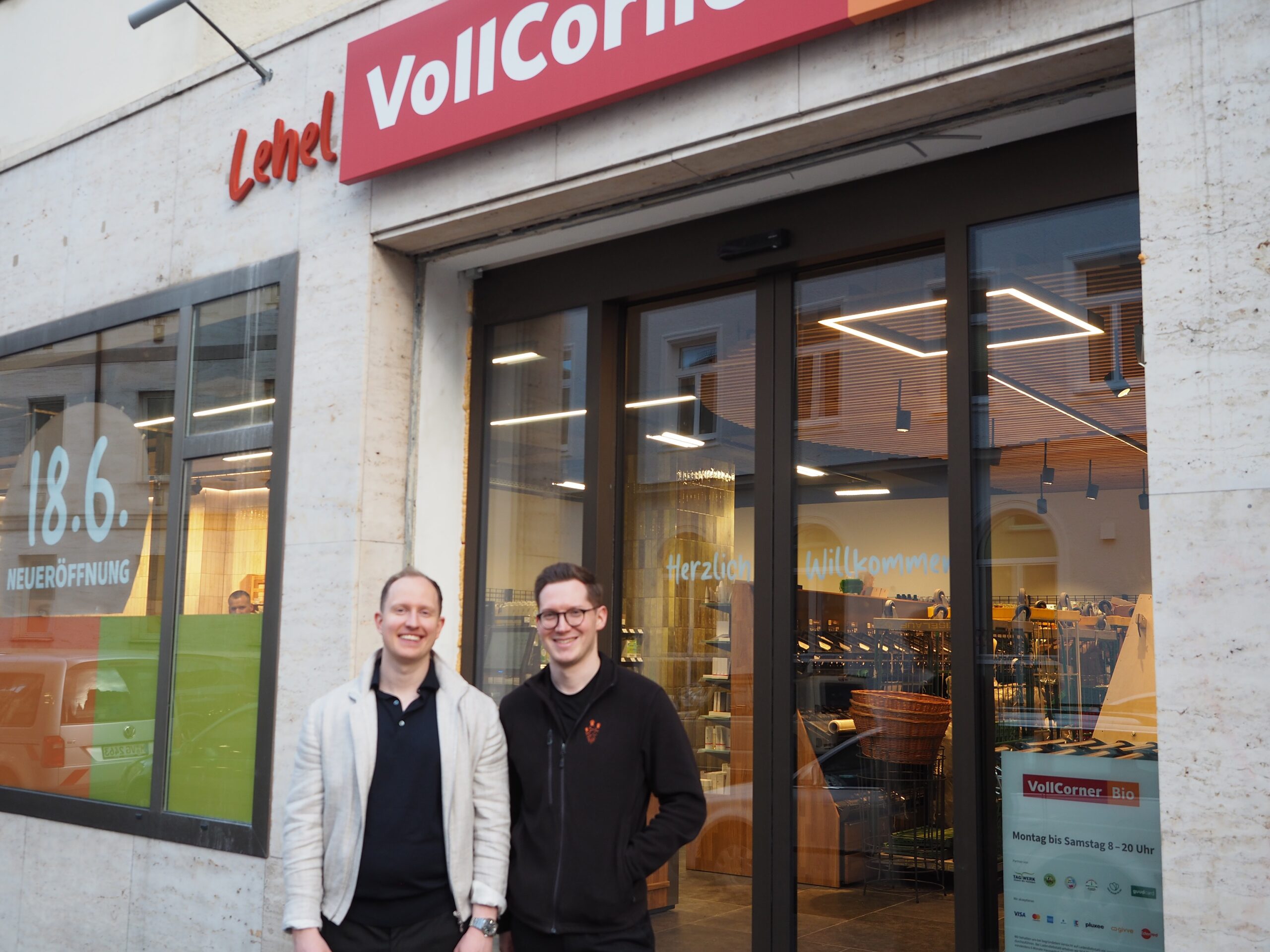 Paul Pfaff und Stefan Berktold vor dem neuen VollCorner Lehel