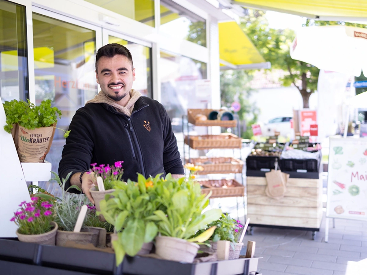 Mitarbeiter vor Markt