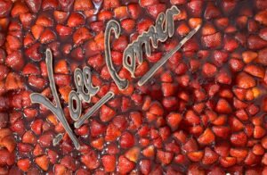 Erdbeerkuchen mit VollCorner Logo