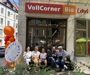 Gefüllte Bank vor dem Lehel