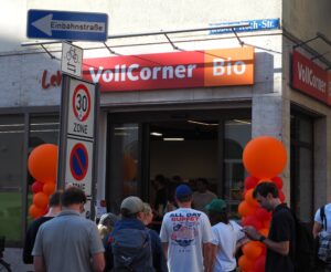 Schlange vor dem VollCorner Lehel