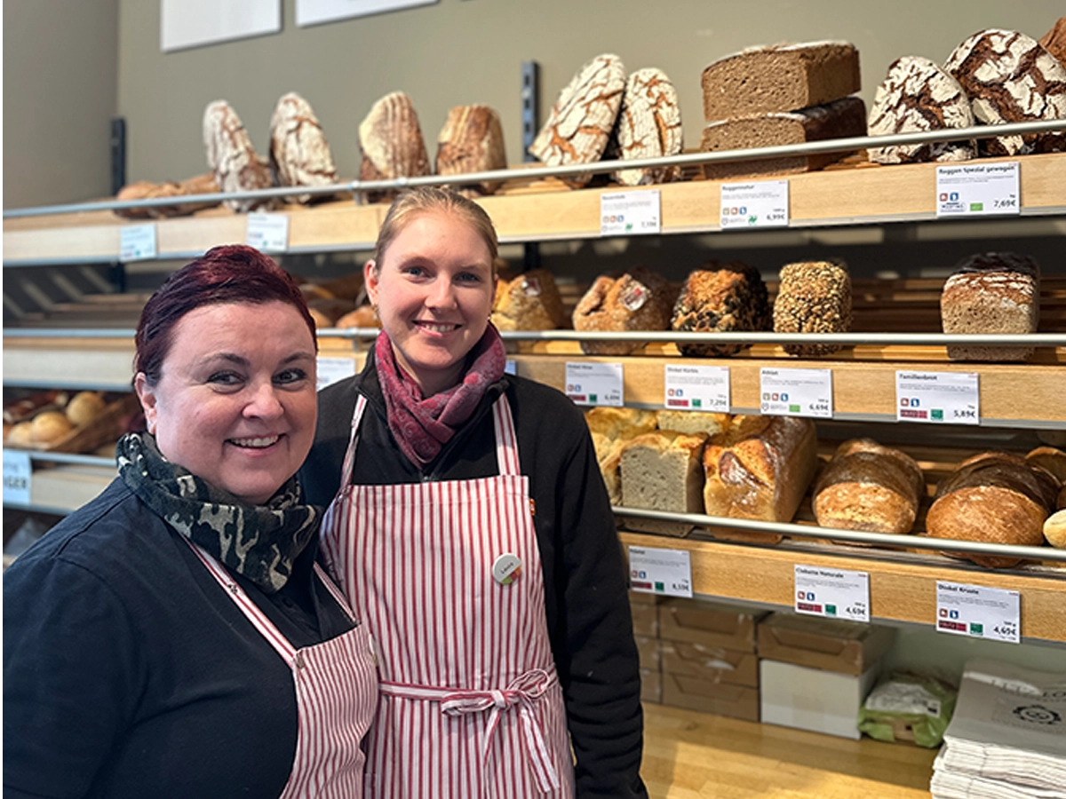Zwei Mitarbeiterinnen vor der Brottheke